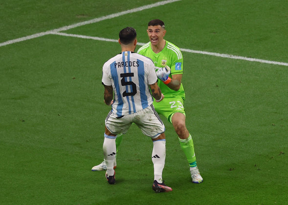 A comemoração do goleiro argentino com o meio-campista, Paredes