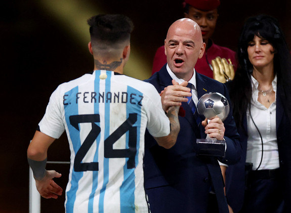 Enzo Fernández, da Argentina, foi eleito o jogador revelação da Copa