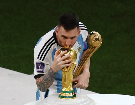 Antes de posar para a foto com o prêmio de melhor jogador da Copa, Messi aproveitou para beijar a tão desejada taça