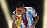 Todo o carinho dos jogadores argentinos com o troféu da Copa do Mundo