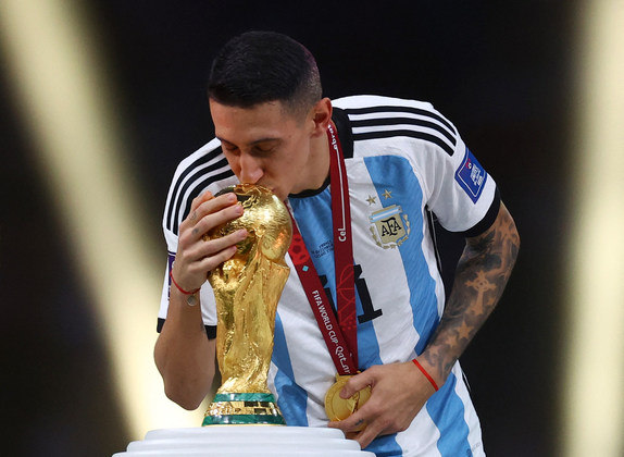 Todo o carinho dos jogadores argentinos com o troféu da Copa do Mundo