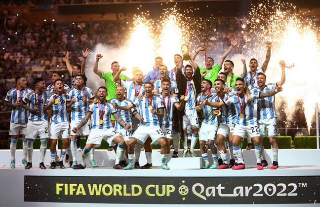 Dos braços de Messi, o tão esperado momento de levantar a taça chegou