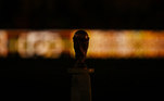 O troféu da Copa do Mundo foi colocado em campo e espera para saber quem vai levantá-lo no fim do jogo