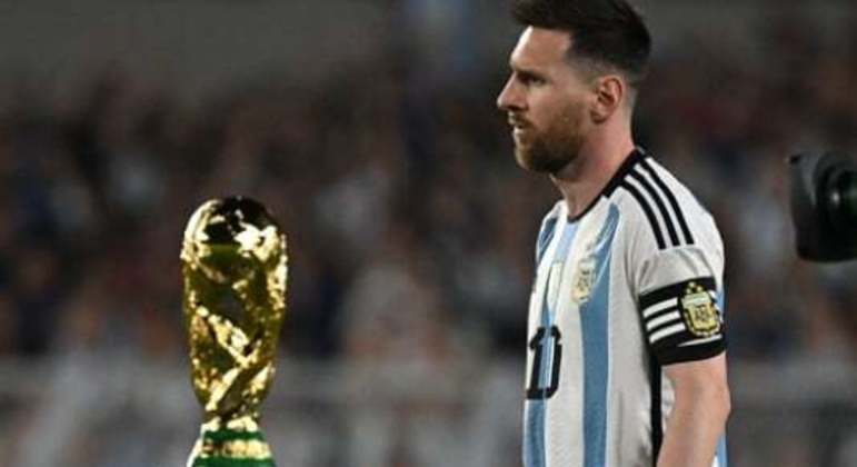 Messi ao lado da taça da Copa do Mundo 