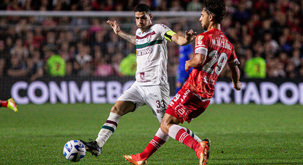 Zagueiro Nino, do Fluminense, divide lance com Di Cesare, do Argentinos Juniors
