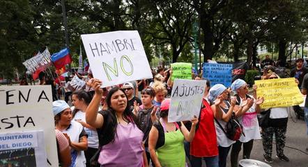 Argentinos protestam nas ruas de Buenos Aires contra o megadecreto do presidente Javier Milei
