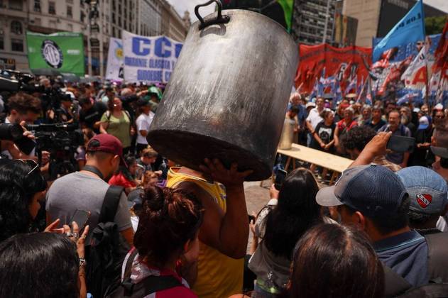 As medidas econômicas anunciadas por Milei levam à desregulamentação da economia, revogam diversas leis federais e aproximam as empresas estatais de movimentos de privatização. O presidente criticou as manifestações e afirmou que novas determinações seriam divulgadas em breve