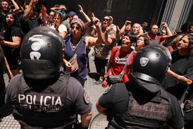 Assim como no primeiro protesto, realizado na Praça de Mayo, na quarta-feira (22), as ruas estavam tomadas por policiais. Na ocasião, as autoridades registraram conflitos, prisões e feridos