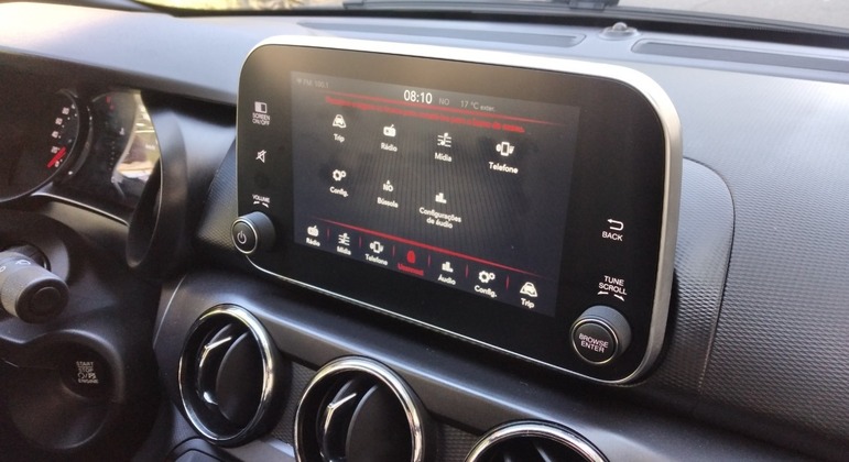 Central multimídia tem sistema Uconnect de 7 polegadas com conexão com Android Auto e Apple CarPlay