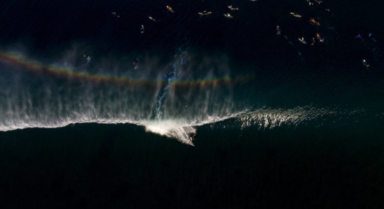 Já Todd Glaser foi escolhido como Fotógrafo&nbsp;de Aventuras Oceânicas de 2023. Na imagem, um arco-íris surge sobre o recife Banzai Pipeline, no Havaí