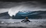 Jarvis Smallman, da Austrália, foi escolhido o Fotógrafo Jovem do Ano, com o retrato de um bodyboarder sob grandes nuvens tempestuosas