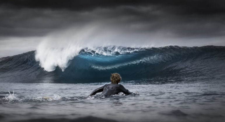 Jarvis Smallman, da Austrália, foi escolhido o&nbsp;Fotógrafo Jovem do Ano, com o retrato de um&nbsp;bodyboarder sob grandes nuvens tempestuosas