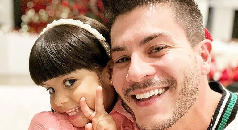 Arhtur Aguiar defende filha após ataques nas redes sociais 