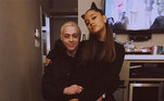 ariana grande e pete davidson abraçados