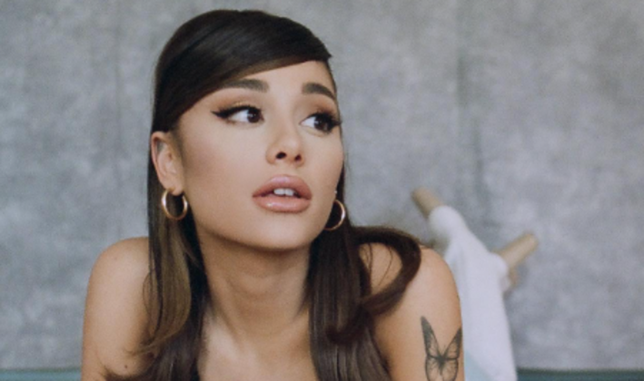 Para um ensaio de sua marca de maquiagem, a R.E.M. Beauty, Ariana combinou o rabo de cavalo com uma franja