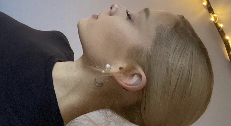 Ariana Grande loira chamou a atenção dos fãs
