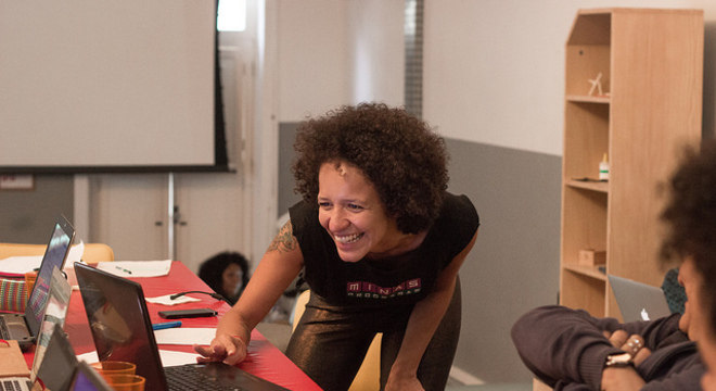 Ariane Cor em um aula da Minas Programam com a WordPreta