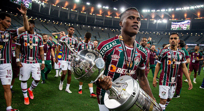 John Arias com a taça na mão; colombiano é alvo do Zenit, da Rússia