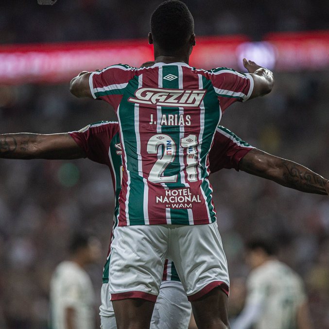 Arias comemora gol com Manoel