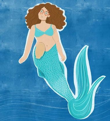 Ariel, de A Pequena Sereia, tem cabelos cacheados e castanhos, usa óculos redondo e usa bolsa de colostomia