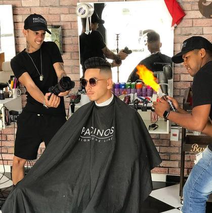 Conheça o barbeiro que faz sucesso nas redes sociais com o penteado ' Blindado