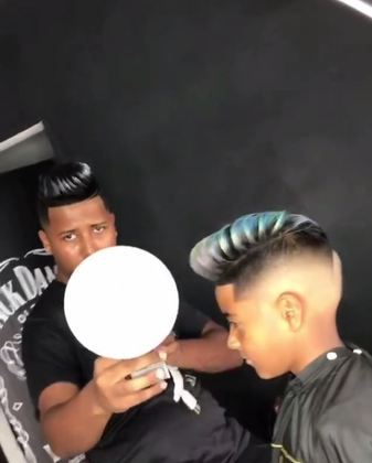 Conheça o barbeiro que faz sucesso nas redes sociais com o penteado ' Blindado