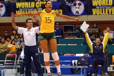 Jovem jogador de vôlei na quadra