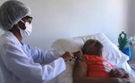 Arlindo Cruz foi vacinado contra a covid-19, no dia 15 de abril, no Rio de Janeiro. O músico de 62 anos, que há quatro anos teve um AVC (Acidente Vascular Cerebral), recebeu a primeira dose do imunizante em casa por uma equipe do SUS (Sistema Único de Saúde)