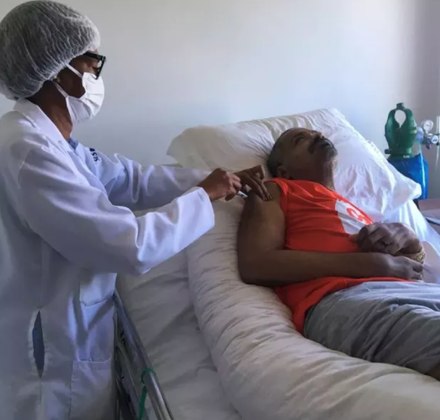 Arlindo Cruz foi vacinado contra a covid-19, no dia 15 de abril, no Rio de Janeiro. O músico de 62 anos, que há quatro anos teve um AVC (Acidente Vascular Cerebral), recebeu a primeira dose do imunizante em casa por uma equipe do SUS (Sistema Único de Saúde)