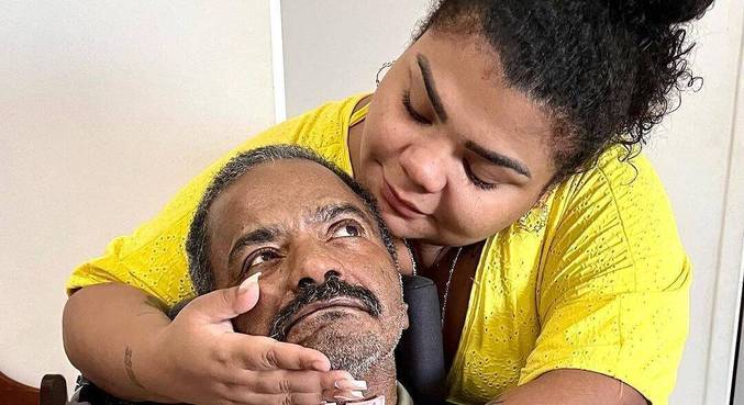 Flora Cruz posou com o pai depois que ele saiu do hospital em julho
