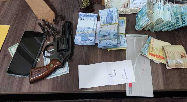 Arma, celular e dinheiro apreendidos durante a operação