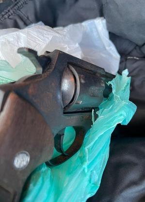 Arma encontrada na casa de suspeito, em São Paulo