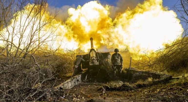 Militares ucranianos atiram contra fileiras russas