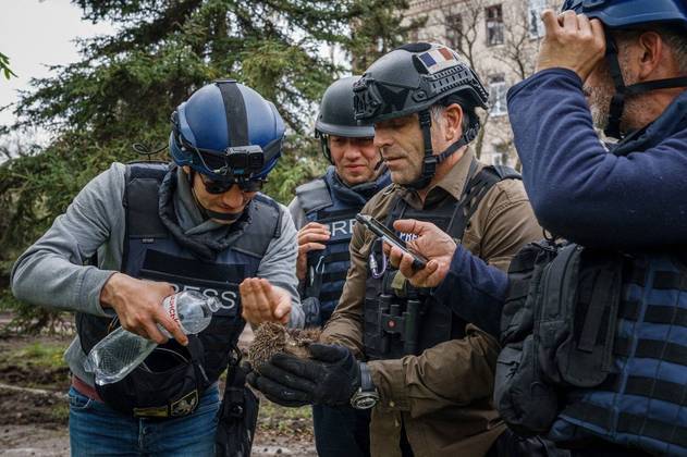 Soldin estava na companhia de quatro colegas, que saíram ilesos, além de militares ucranianos. Os jornalistas se deslocavam regularmente à região para registrar os confrontos no local