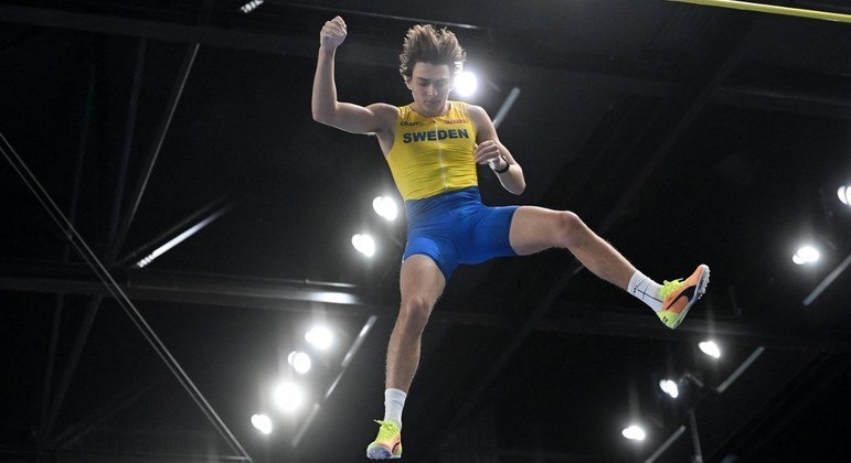 Armand Duplantis bateu o recorde mundial indoor