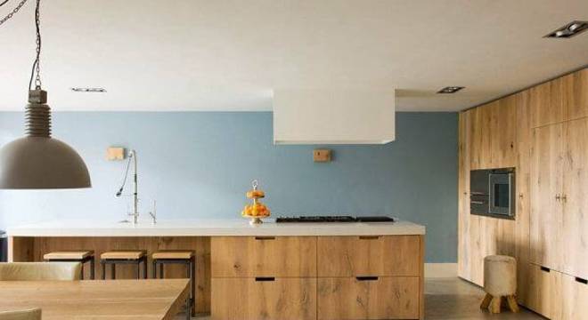 Armário de madeira com gavetas e recuo para guardar as banquetas