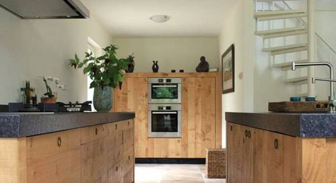 Armário de madeira com tampo de granito preto