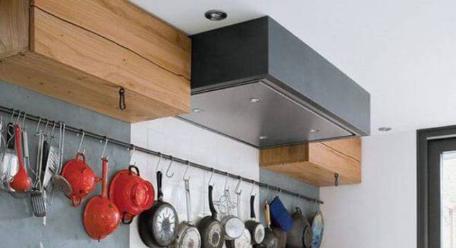 Armário de madeira maciça com design único