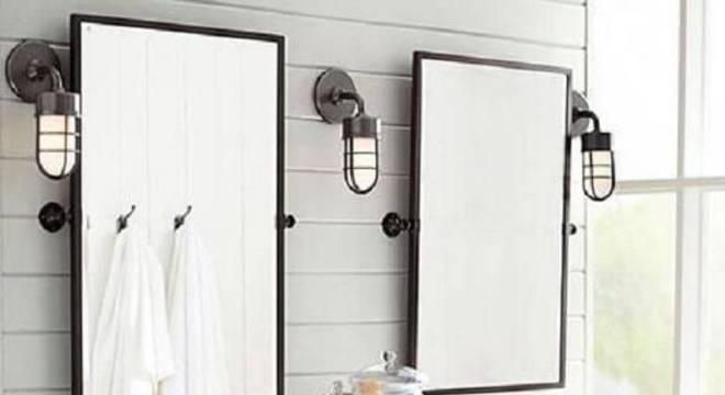 Armário de madeira para banheiro com gavetas e vários nichos auxilam na organização do espaço