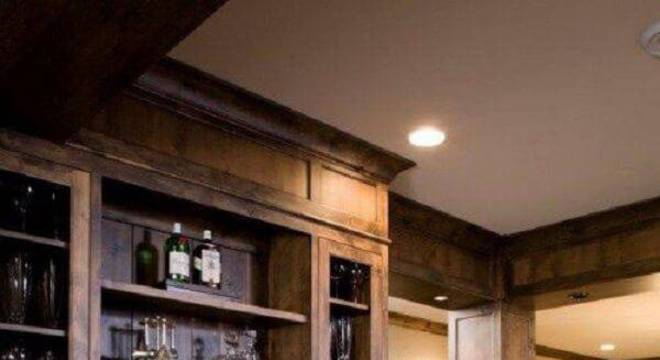 Armário de madeira para cozinha com acabamento escuro