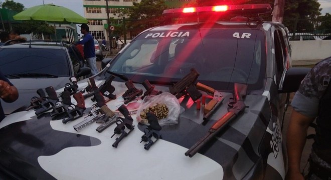 Armamento pesado apreendido em ação da polícia em Manaus após confrontos