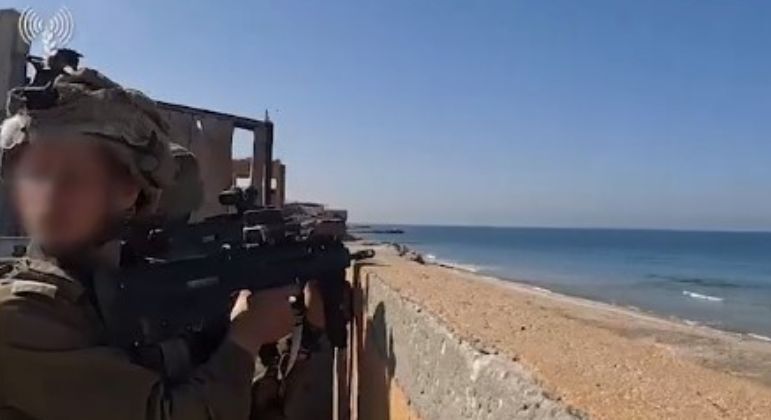 As forças da 401ª Brigada também operaram no Hotel Blue Beach, localizado na parte costeira do norte da Faixa. Cerca de 30 terroristas do Hamas se protegeram com barricadas nesse hotel e dispararam vários mísseis antitanque contra as forças israelenses. Após a tomada do local, descobriu-se que os extremistas usavam os quartos do hotel como abrigo e realizavam ataques a partir dos andares superiores do edifício