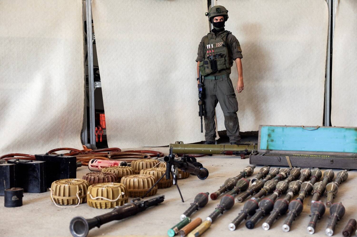 As forças de segurança de Israel apresentaram na sexta-feira (20) parte do arsenal utilizado pelo grupo terrorista Hamas durante a invasão do país