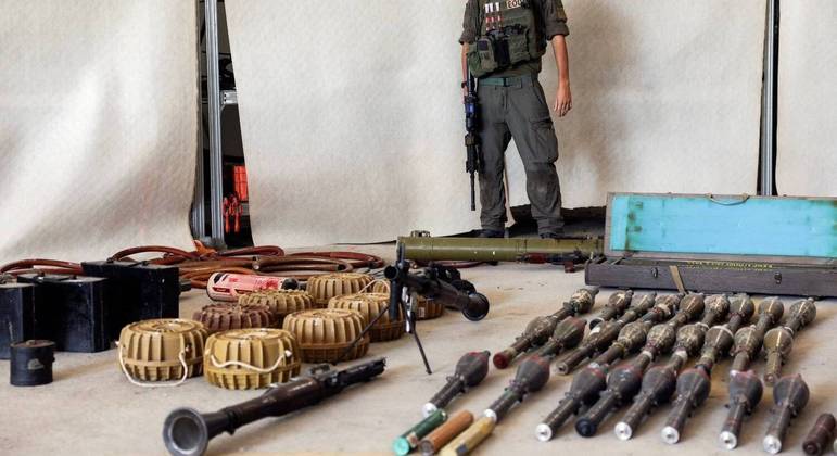 As forças de segurança de Israel apresentaram na sexta-feira (20) parte do arsenal utilizado pelo grupo terrorista Hamas durante a invasão do país