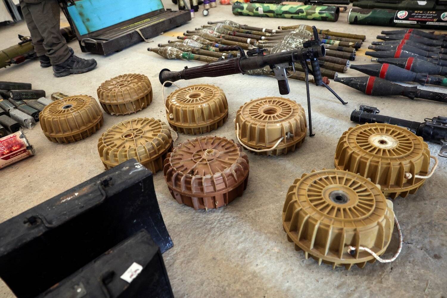 Entre os itens recolhidos pelas autoridades israelenses estão lança-foguetes, granadas e estojos carregados de projéteis