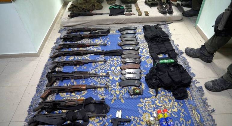 Equipamento militar dos terroristas do Hamas encontrado no hospital Al-Shifa