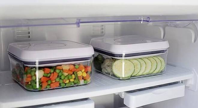 Armazene os restos de comida em recipientes herméticos para evitar que exalem cheiro na geladeira