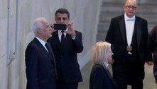 Presidente da Armênia quebra regra e tira foto em frente ao caixão de Elizabeth 2ª