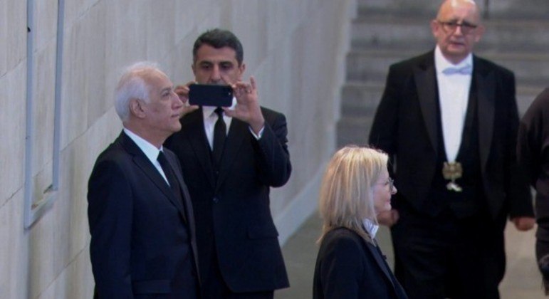 Assessor tirou fotos do presidente armênio em frente ao caixão
