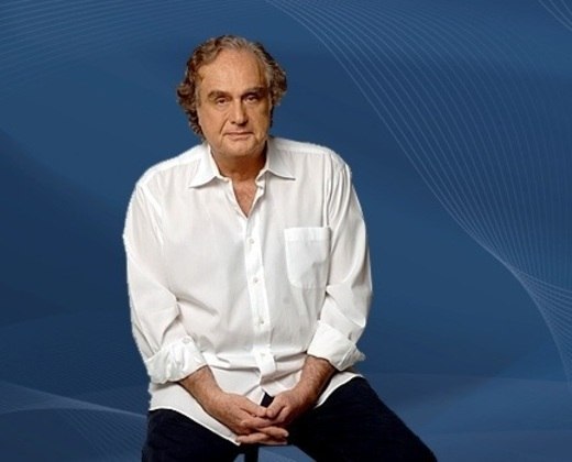 Arnaldo JaborO cineasta e jornalista de 81 anos partiu na madrugada de 15 de fevereiro, em São Paulo. Ele estava internado desde o dia 16 de dezembro de 2021 no Hospital Sírio-Libanês, por complicações de um acidente vascular cerebral (AVC) agudo isquêmico